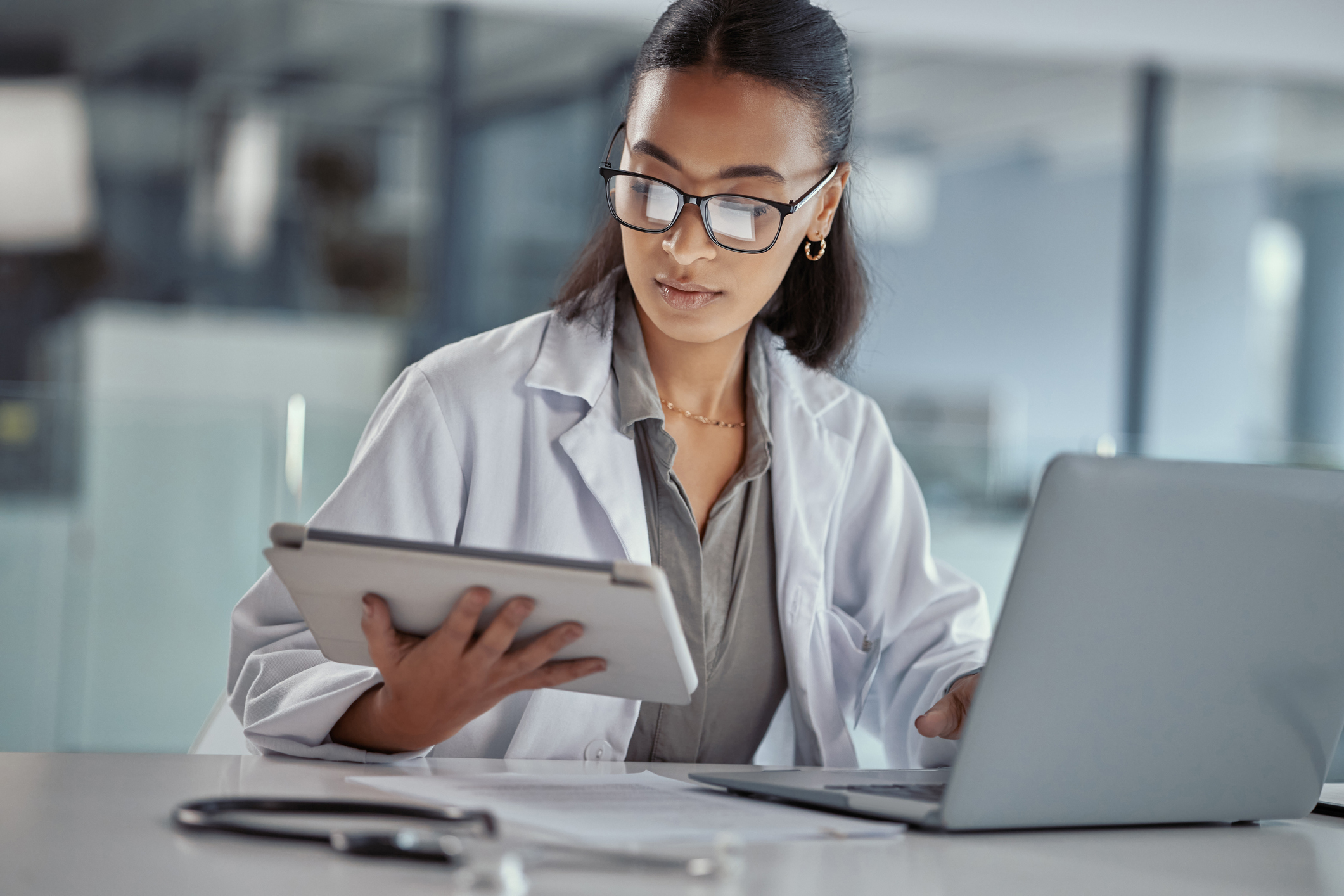 Therapieperson mit Tablet in heller Praxisumgebung